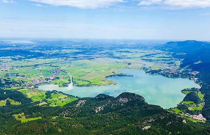 Münchens Hausberge - Schöne Landschaften für Wandertouren: Herzogstand mit Kochelsee und Kochel am See (©Foto: iStock imagesines)